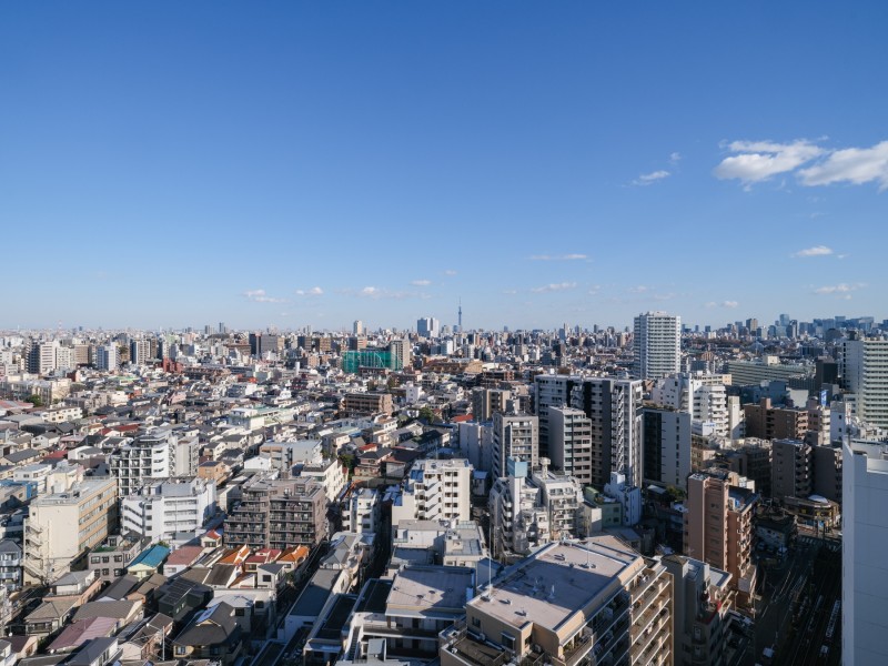 遠くまで青々と広がる大空に開放感とゆとりを宿すタワーレジデンス。飽きのこない窓辺からの光景を愉しむことができます。リビングダイニングからスカイツリーを望めます。