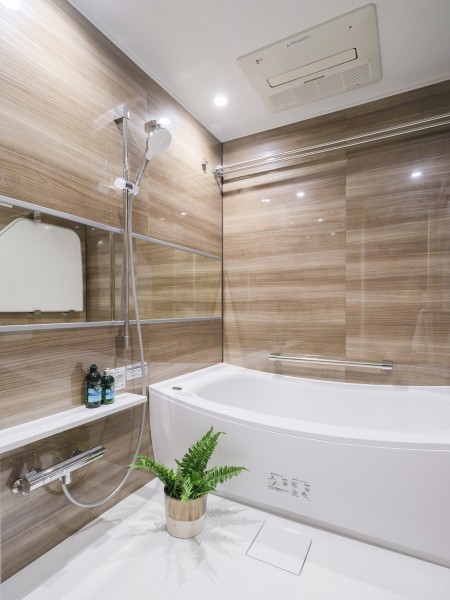 光沢感のある木目調のパネルが、より一層くつろぎと高級感を醸し出します。バスルームはゆったりとおくつろぎいただける癒しの空間で、リラックスタイムを満喫することができます。