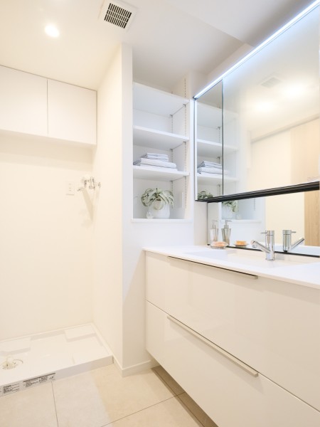 三面鏡裏や足元の収納など使いやすさも兼ね備えている洗面化粧台です。ミドルミラー付きなので背の低いお子様も鏡を見ながら歯磨きができます。