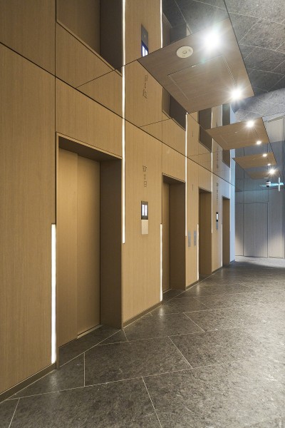 エレベーターは複数基あり、混雑時も快適にご利用できます。エレベーターホールは清潔に保たれ、住まう方が気持ち良く暮らせます。