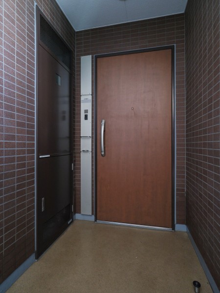 シックな印象の清潔感のある共用部です。オートロック・宅配ボックス完備のため快適な生活を送ることができます。