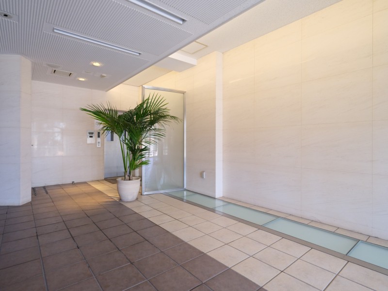 定期的なメンテナンスが行われ綺麗に保たれたエントランスホールです。時代に左右されず、将来にわたって価値が継続する「上質」な佇まいです。