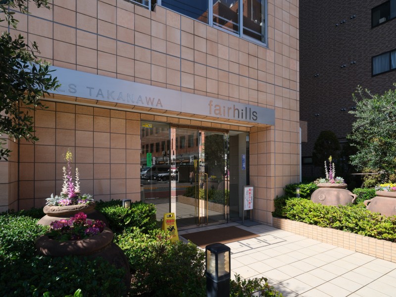 手入れの施された植栽が安らぎの居住空間へ誘うエントランスです。忙しない都心で躍動し帰るあなたのほっとする住まいになりそうです。