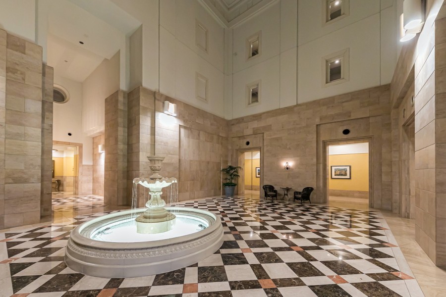 リバーサイドらしい水の音が心地よいエントランスホールです。ワンランク上の暮らしが叶うハイグレードな住まいです。ホテルライクな気分を味わうことができます。