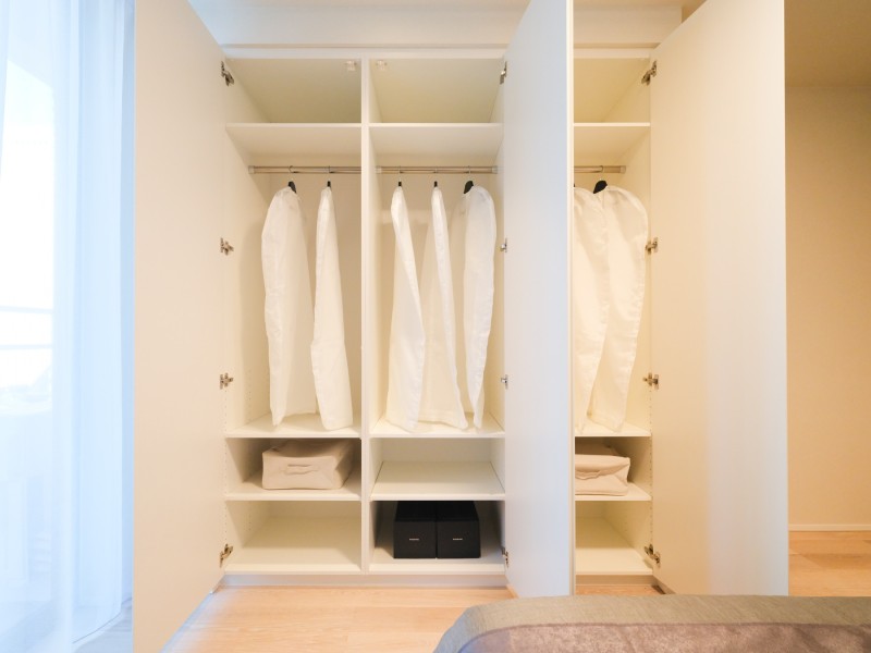 洋室1の収納はハンガーパイプや収納棚があります。洋服や小物などを収納することができ、居室空間を広くお使いいただけます。