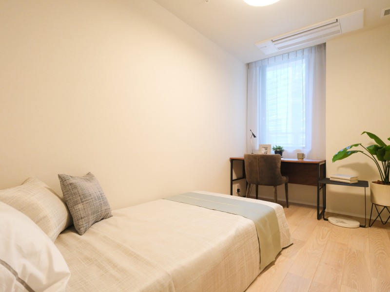 クローゼット付きの洋室2は約5帖のお部屋です。テレワークや趣味の時間など、落ち着いて作業するのにもおすすめな空間です。