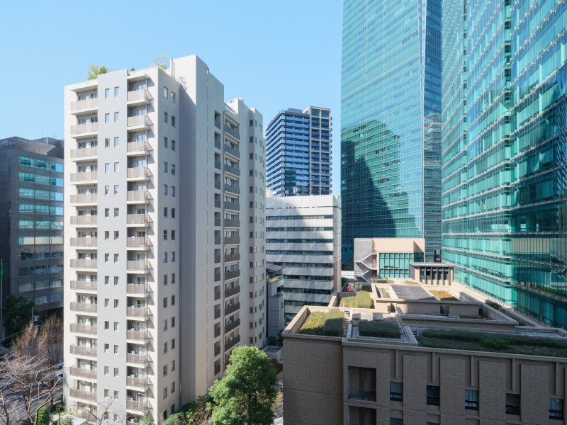 バルコニーからは洗練された都市機能の豊かさを湛えた眺望を望めます。周辺には大使館や文化施設が点在し、敷地四方の緑とともに四季を感じる住環境です。