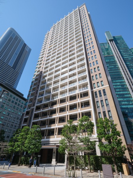 『六本木一丁』駅徒歩3分に佇む、長期優良住宅認定マンションです。柱や梁を抑えた開放的な空間×高い耐震性を叶える「シミズハイブリッドコアウォール制震システム」を導入されています。