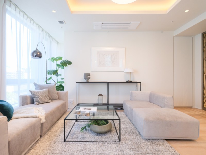 リビングには開放感と奥行きを生みだす折上げ天井を採用しています。間接照明を取り入れることで、高級感のあるスタイリッシュな印象へと演出、上質で安らげる住まいへと仕上げました。