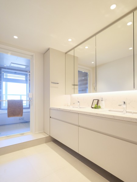 洗面化粧台にはまるでホテルのようなダブルボウルデザインを採用しました。大きな鏡面と収納も豊富に備え付け、朝の身支度を整える時間もご家族で取り合うことなく広々とお使いいただけますね。