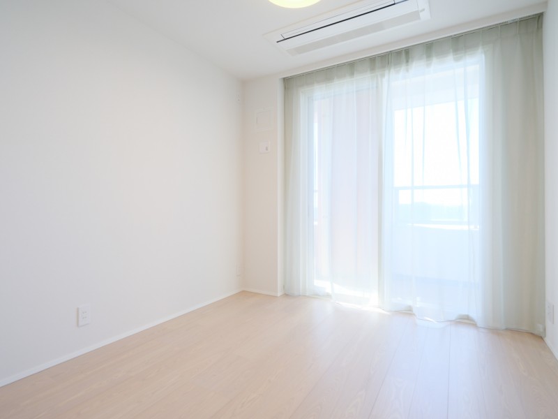 南西の窓から光がふりそそぐ洋室2です。温もりを感じるフローリングやホワイトで統一された壁紙がやわらかい雰囲気を演出してくれます。