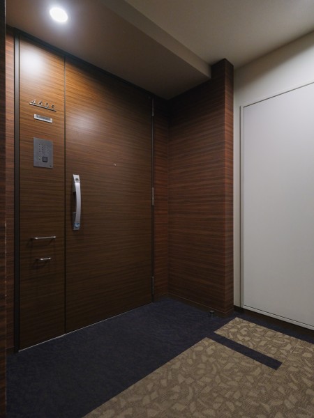 エレベーターを降りてお部屋へと続く廊下は、ホテルライクな内廊下設計です。外気の影響を受けにくく、プライバシーも守られやすいです。