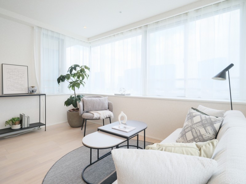 三面採光のリビングダイニングには床暖房や天カセエアコンを新規設置しています。のびやかな空気で満たされる、安らぎの空間が広がります。