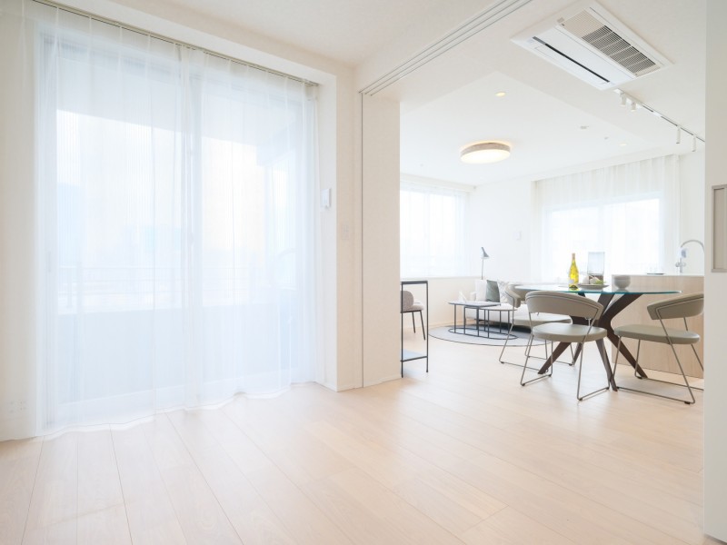 洋室1は主寝室としても快適にお使いいただけるお部屋です。バルコニーに接続するため、開放感的で穏やかな時間が流れる空間です。