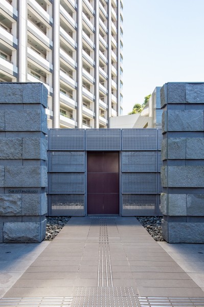 ゲストを魅了する豪華なエントランスです。石造りの門扉からは重厚感が漂い、他のマンションとは一線を画す雰囲気です。