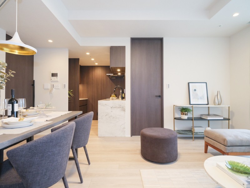 流行を先駆けながら、喧騒と一線を画す安らぎの居住空間がここにあります。自分の世界に没頭する時間も、ご家族の団らんも大切にできる空間です。