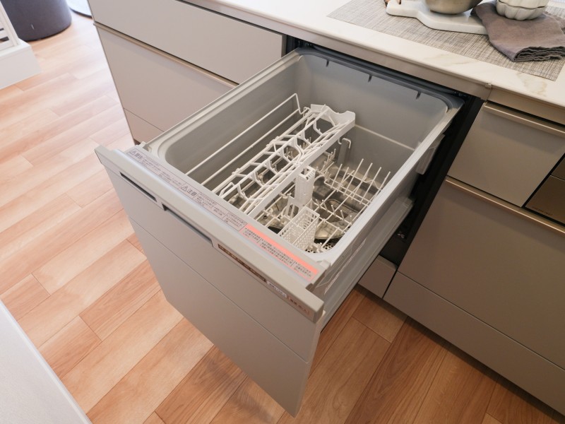 ◆食器洗浄機◆家事の時間を短縮できる優れもの。さらに節水・節約を同時に行うことができるので、人気があり重宝します。