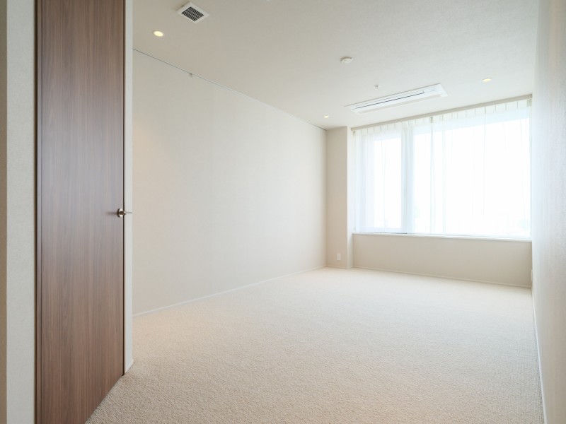 洋室1は約9.5帖の広さがあり、主寝室としても快適にお使いいただけます。過ぎゆく時間をのびやかに感じ、プライべート時間を満喫できるお部屋です。