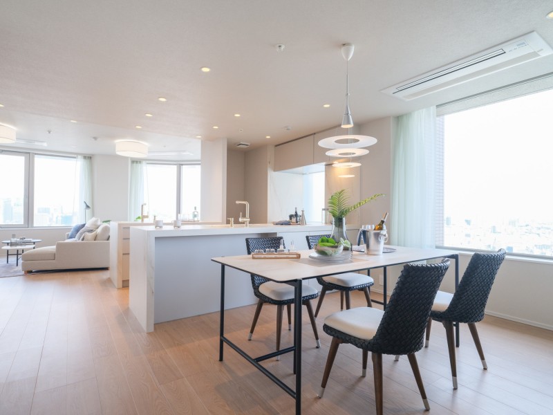 リビングダイニングには床暖房や天カセエアコンがあります。1年中快適にのびやかにお過ごしいただける住まいです。