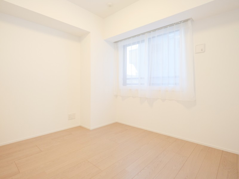 間口の広いクローゼットのある洋室1です。住まう方の趣味や感性で飾っていただけるように、シンプルな内装で仕上げました。