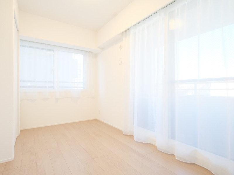 洋室2には南西向きの窓から自然光が心地よく注がれます。ご家族との繋がりを感じながらプライベート時間も満喫できる、オンとオフを賢く切り替えられるお部屋です。