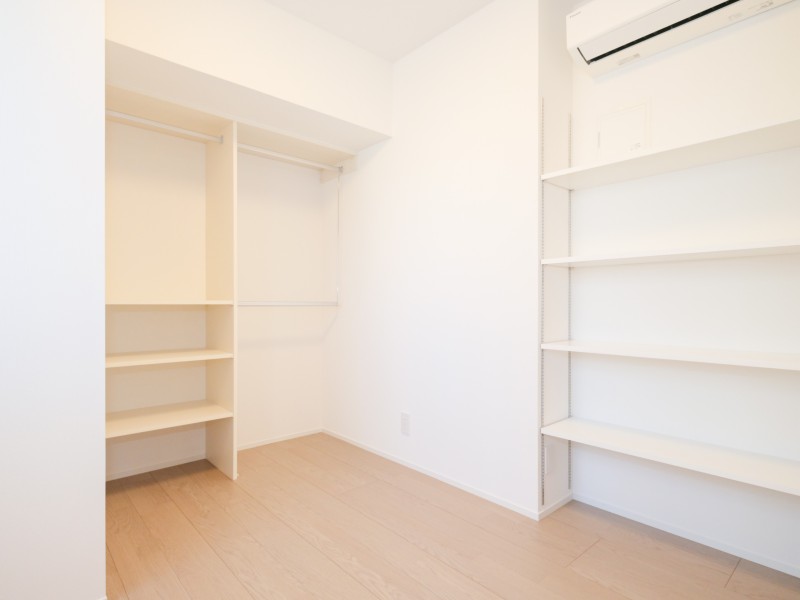 洋室3には可動式の収納棚があります。収納したい物に合わせて、高さを調整することができます。