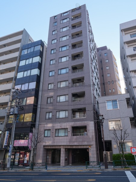 山手線・南北線『駒込』駅徒歩3分の立地にあるマンションです。旧古川庭園まで徒歩7分、六義園まで徒歩11分と都内有数の自然の名勝に囲まれた環境です。