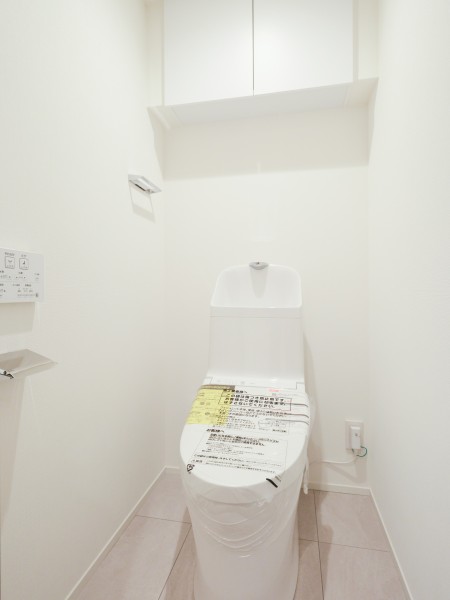 白を基調とした明るいレストルームで、清潔感のあるすっきりとした印象に仕上がっています。上部には収納が備わっており、日用品をスマートにしまえる使い勝手の良いスペースです。