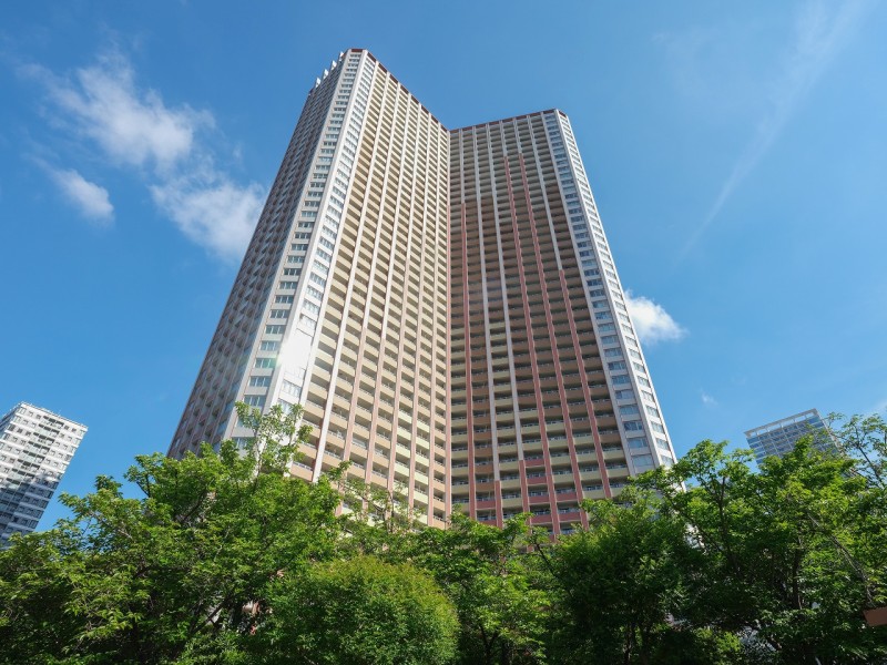 高耐久・高強度コンクリートと耐震性を高めるチューブ構造が採用された48階建てタワーレジデンスです。棟内には居住者専用コンビニがあり、暮らしをサポートするコンシェルジュサービスもご利用いただけます。