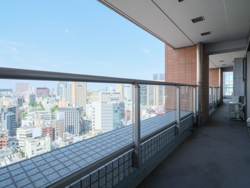 約38.31m²のバルコニーは思わず伸びをしたくなるような開放感あふれる空間です。３方面の景色を望め、広がる青空を眺めてほっと一息つけるリフレッシュスペースです。