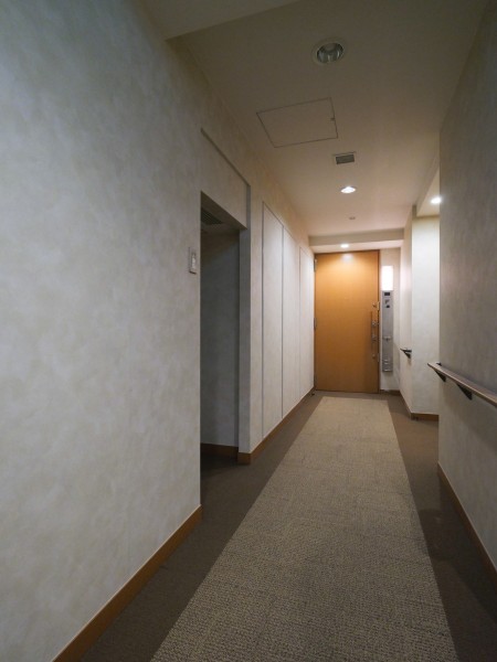 エレベーターを降りてお部屋へと続く廊下は、ホテルライクな内廊下設計です。外気の影響を受けにくく、プライバシーも守られやすいです。