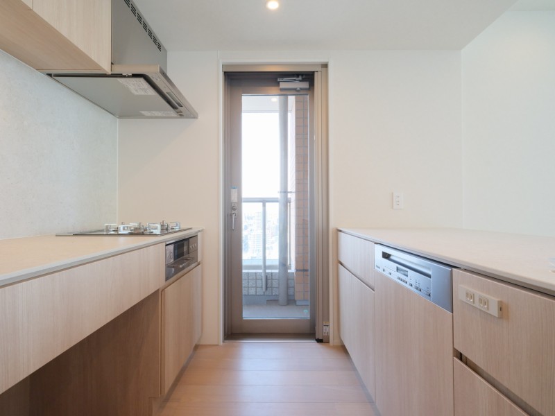 上質なお部屋に溶け込む、木目調デザインのオープンキッチンです。シンク側を対面、コンロ側を壁付に配したセパレートタイプのキッチンを採用しました。動線が短く、作業効率に優れた使い勝手の良い設計です。