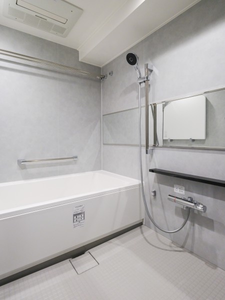 モノトーンの色調のバスルームは、癒しの時間を過ごすことができます。暖房・涼風・換気・乾燥機能付きで1年中快適なバスタイムをお楽しみいただけます。
