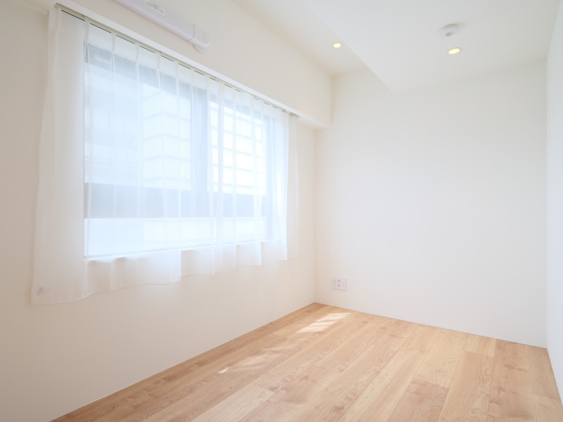洋室2にも明るい自然光が注がれます。住み続けるほどに味わいが深まり、穏やかな時間が流れる住空間です。