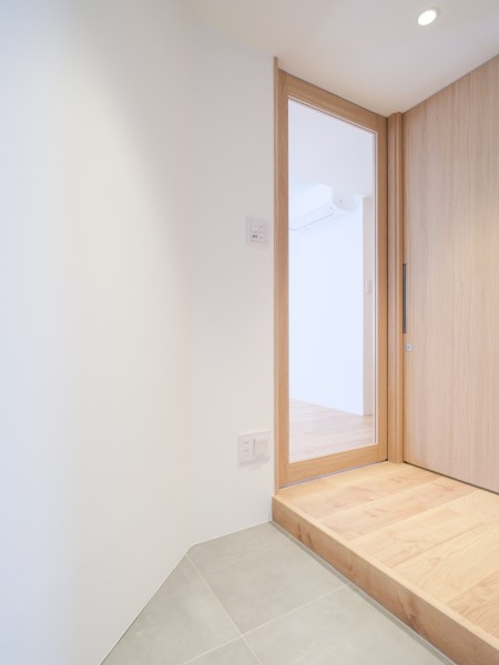住戸へ入室した瞬間に胸が躍りそうなお部屋の顔となる玄関です。安らぎと流行の豊かな共存が魅力のお部屋です。