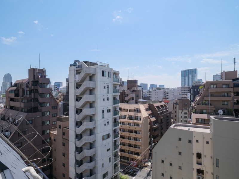 都市の鼓動を感じながら、空に溶け込む日常を愉しめる住まいです。視界の先に広がる、凛とした青空が日々をアップデートしてくれます。