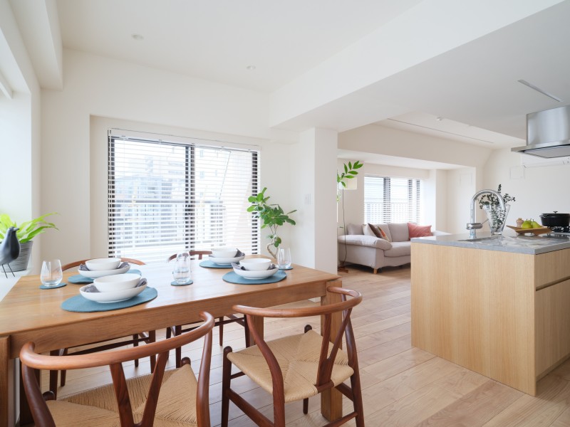 東南角部屋につき、開口部が多く自然光が心地よく注がれるリビングダイニングキッチンです。穏やかな採光と開放感を享受したのびやかな住まいです。