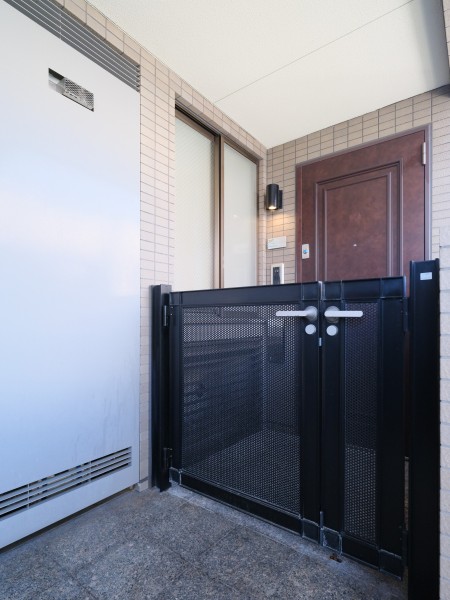 玄関前には1.95m²のポーチ付きです。プライバシー性に配慮した設計で安心してお住まいいただけます。