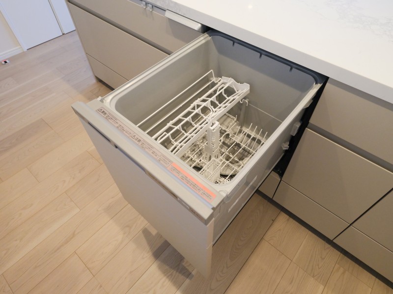 ◆食器洗浄乾燥機◆家事の時間を短縮できる優れもの。さらに節水・節約を同時に行うことができるので、大変人気があり重宝します。