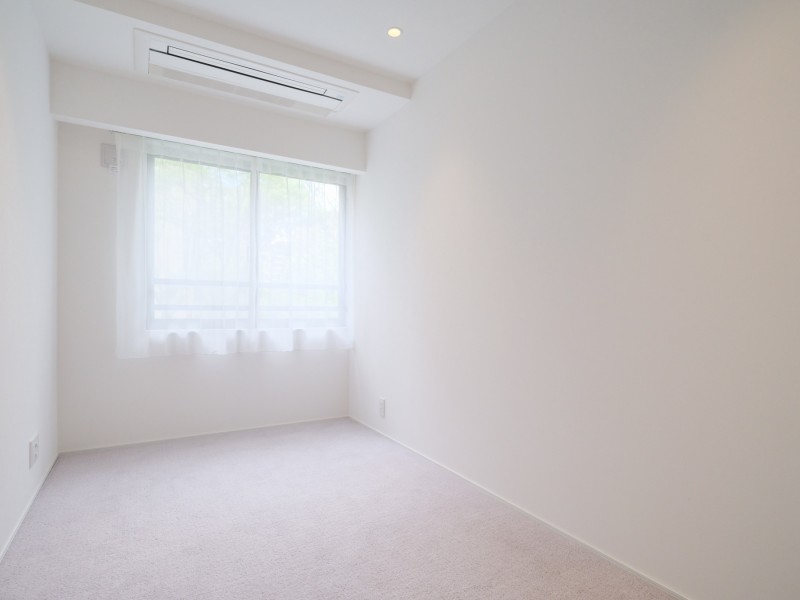 柔らかな光が入りこむ洋室2です。凹凸が少ないお部屋なので、家具の配置がしやすいです。
