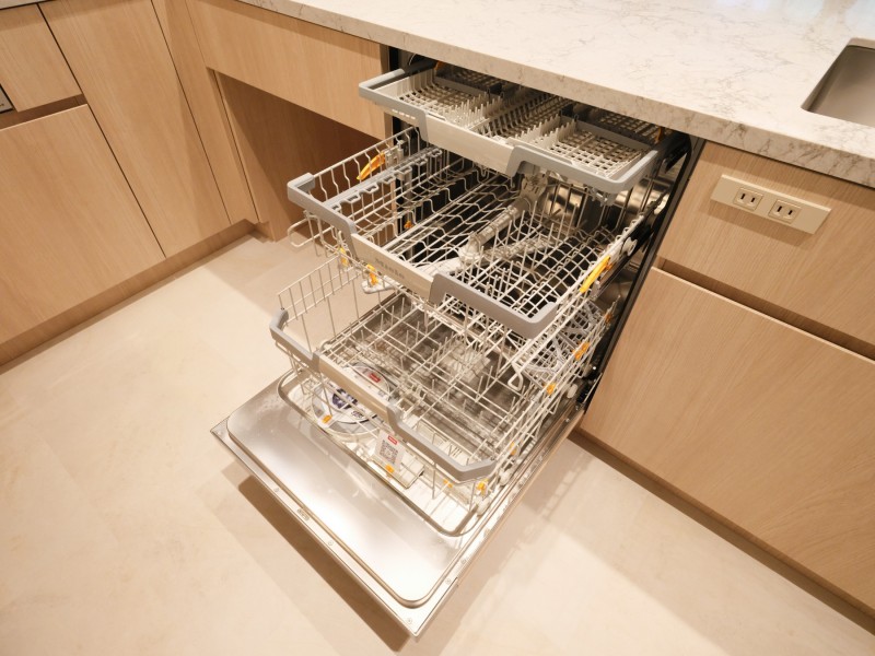 ◆食器洗浄乾燥機◆家事の時間を短縮できる優れもの。さらに節水・節約を同時に行うことができるので、大変人気があり重宝します。