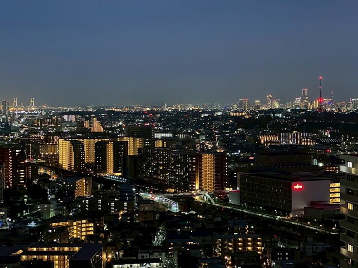 32階のお部屋からはみなとみらいエリアやベイブリッジを望む都会らしい夜景をお楽しみいただけます。