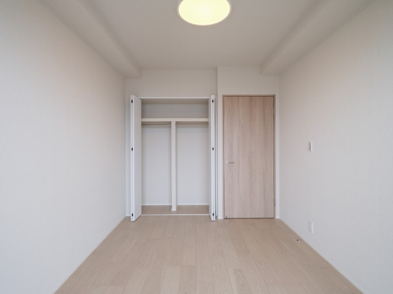 南向きの窓から温かな日が差し込む洋室2です。のびやかな空間の中で、ほっと一息つけるやすらぎの時間が流れます。