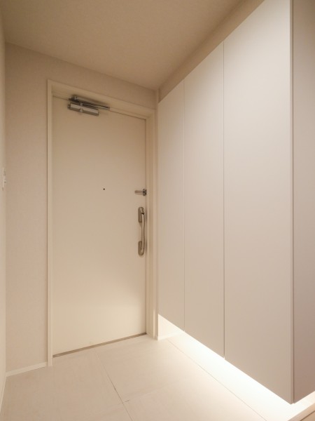 住まいの顔になる玄関は、フットライトが足元を温かく照らし、白を基調に爽やかな空間を演出します。人感センサー照明のため帰宅時に暗闇の中手探りでスイッチを探す必要がなく、明るい空間が出迎えてくれます。