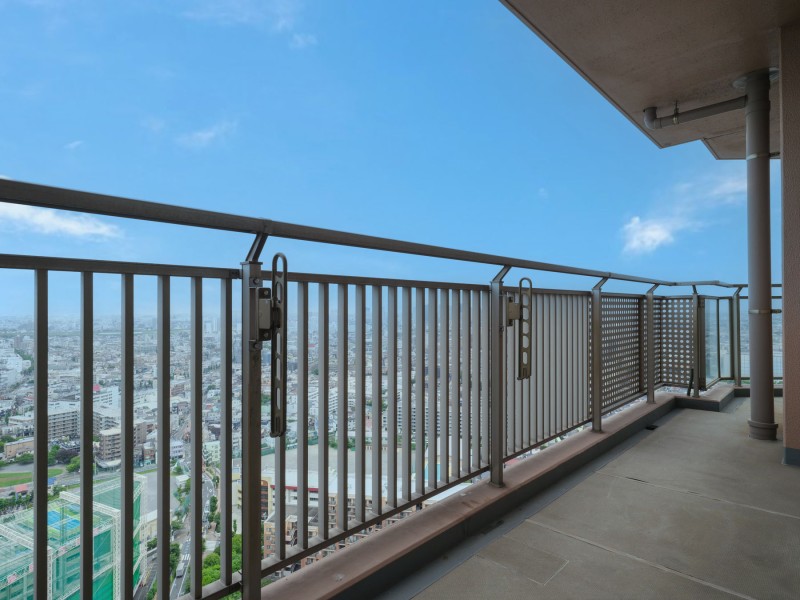 角部屋ならではのゆったりとしたバルコニーは約21.34m²の広さがあります。暮らしに大切な光と風をめいっぱい感じることができるリフレッシュスペースです。