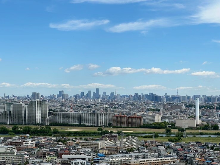 都心らしい高層ビル群と心安らぐ緑が共存した眺望です。都会の喧騒から離れ、日常をアップデートできる居場所です。
