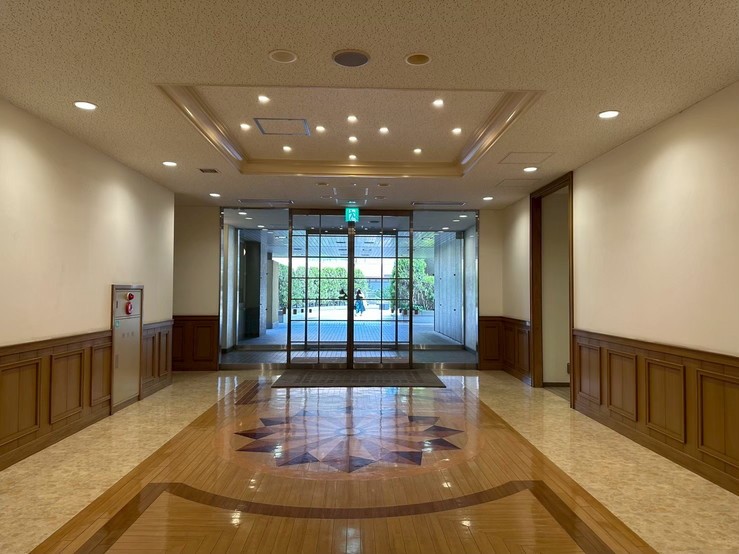 ラグジュアリーな空間が安らぎに満ちた暮らしへ誘うエントランスホールです。