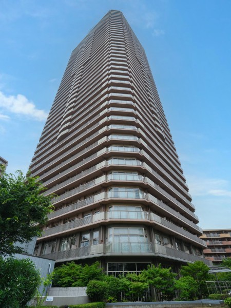 駅・商業施設へデッキ直結の全469邸・41階建ての高層免震タワーレジデンスです。周辺には緑豊かな公園が点在し、休日のおでかけも充実しそうです。