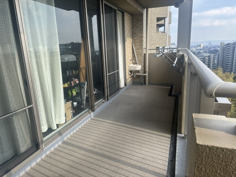 ９階部分の三方角住戸で、お部屋のなかに柔らかな光とさわやかな風を運んでくれます。バルコニーにはスロップシンクがあり、つけおき洗いやお掃除の際に便利です。両面バルコニーで居室を快適に保つことができます。.