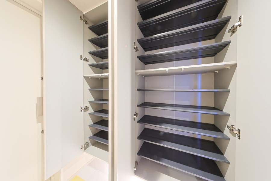 玄関には大容量のシューズボックスを設置。豊富な収納スペースによりご家族分の靴はもちろん、季節用品やレイングッズなども整理しやすく、すっきりとした玄関スペースを維持できます。